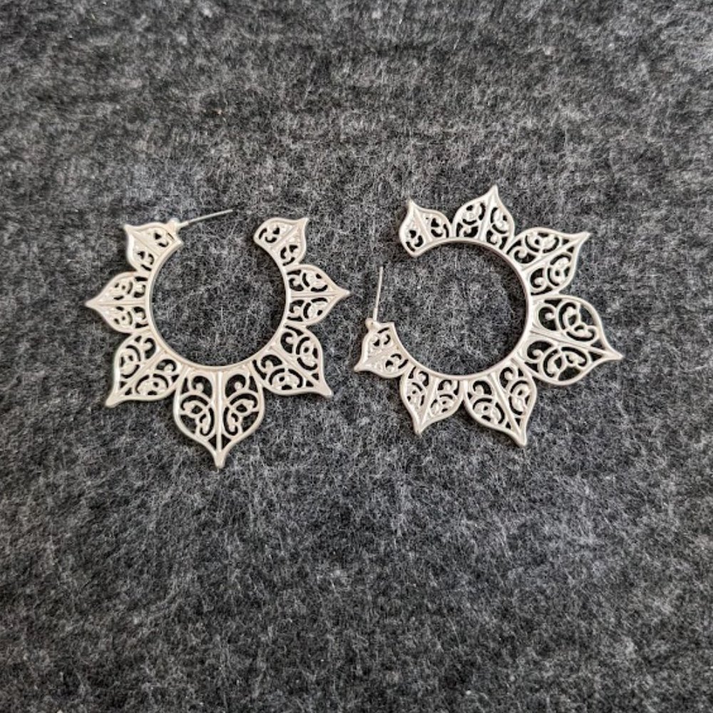 Scalloped hoops